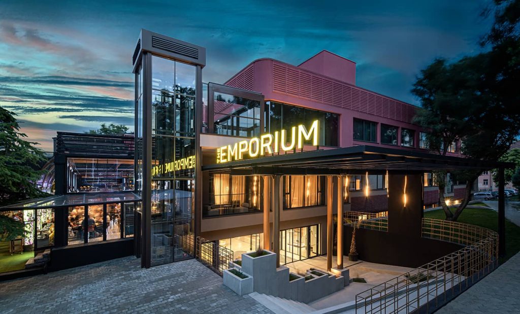 De ingang van het Emporium hotel 's avonds